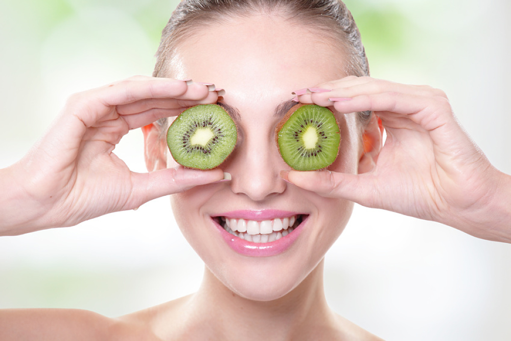 Femme cachant ses yeux pas un demi kiwi