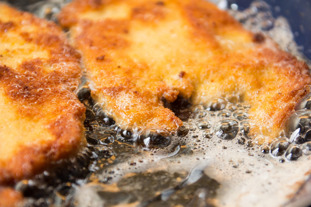 Escalopes panées en train de frire dans une poêle 