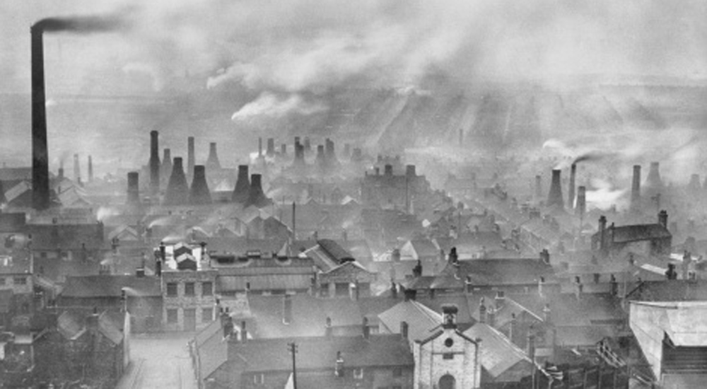 Ville polluée dans un nuage de cendre