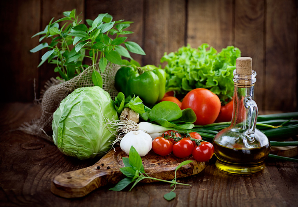 Assortiments de crudités et flacon d'huile d'olive