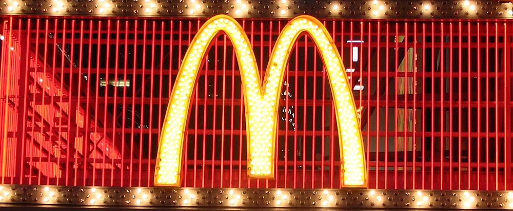 Enseigne lumineuse de la chaîne McDonald's