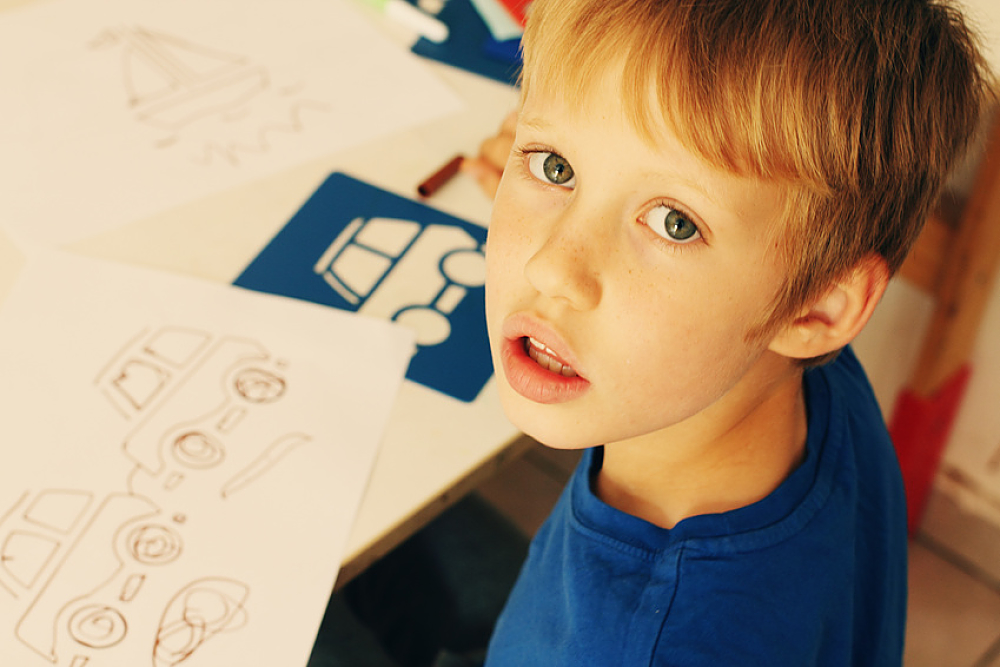 Jeune garçon en train de dessiner