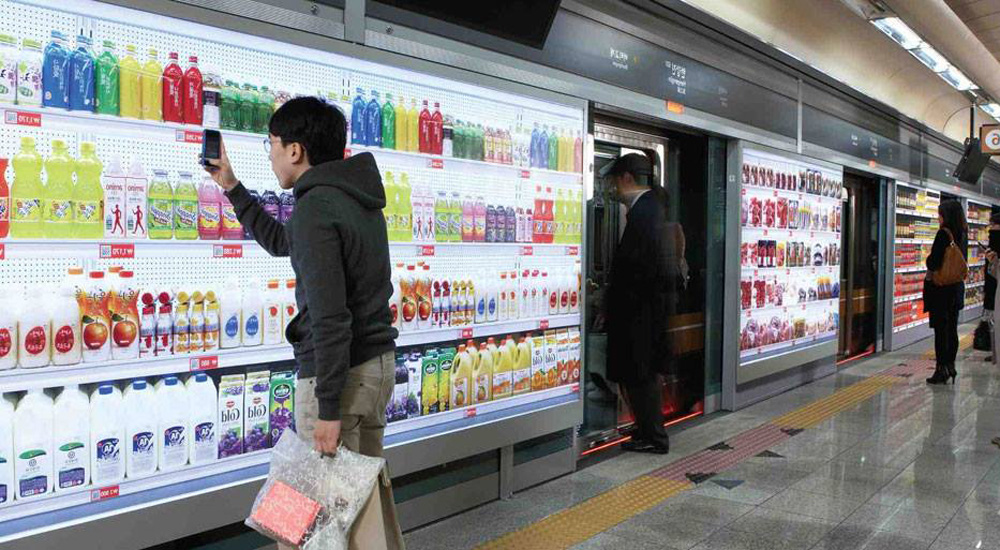 Coréen scannant un produit dans une station de métro