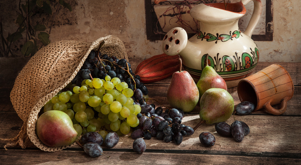 Raisin et poires sortant d'un magnifique panier d'osier