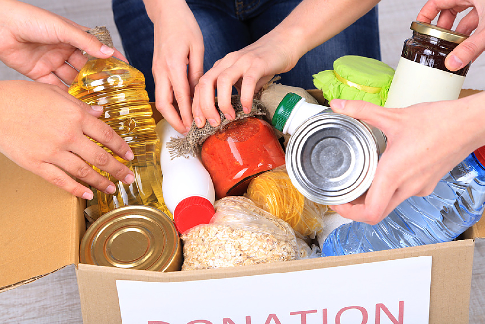 personnes se servant dans un carton de denrées alimentaires