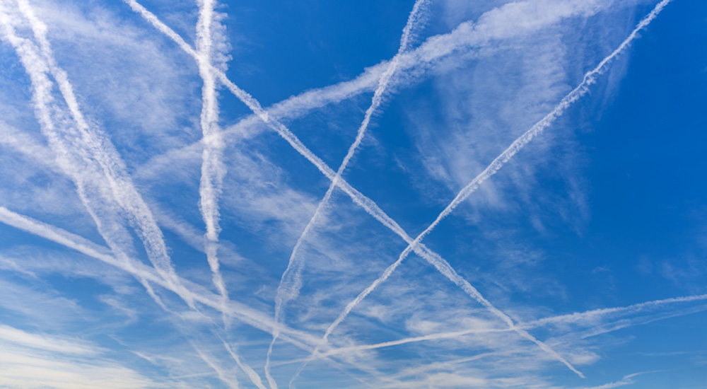 Plusieurs traînées de vapeur d'eau dans le ciel