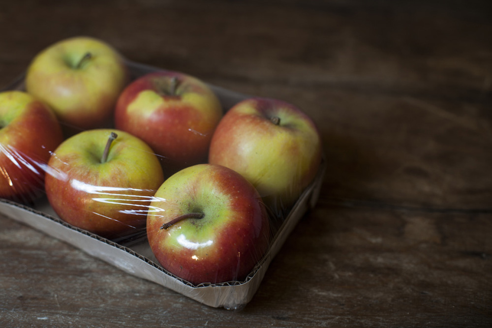 Lot de 6 pommes emballées dans un carton et du plastique