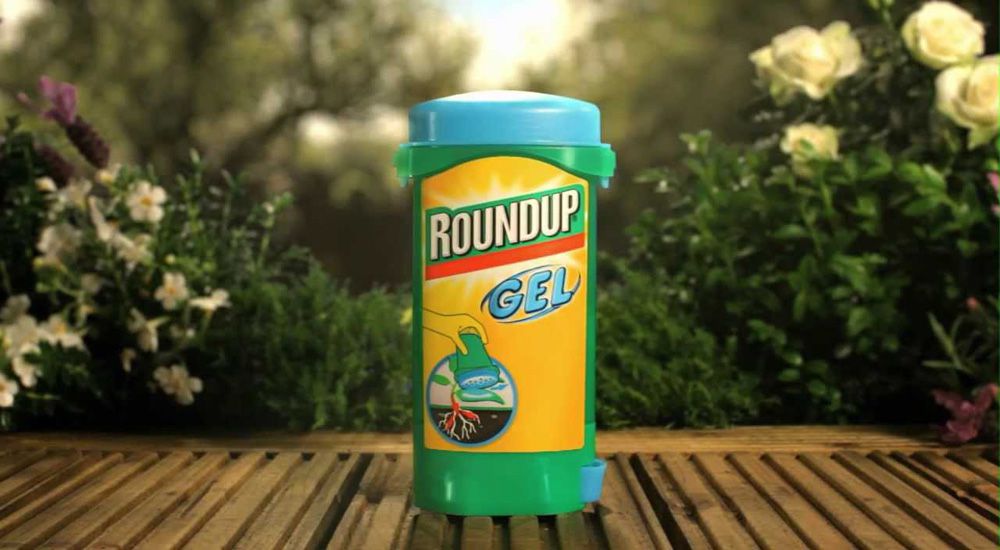 Tube de Roundup gel posé sur un table en bois