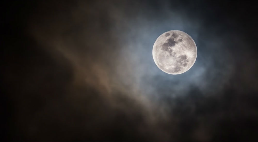 Une Super-Lune dans le ciel