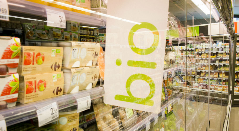 un étalage bio dans un supermarché