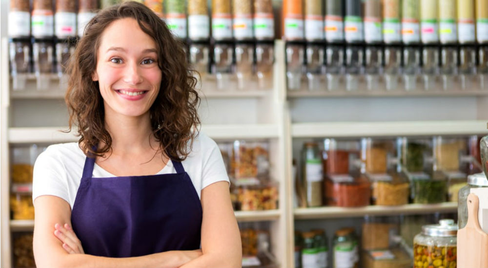 une femme dans une épicerie participative