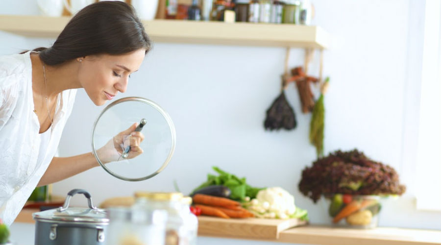 une femme fait la cuisine