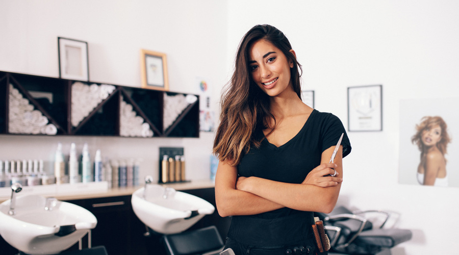 Une coiffeuse heureuse dans son salon