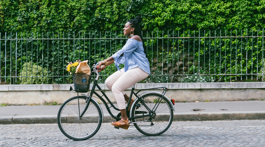 femme sur un vélo