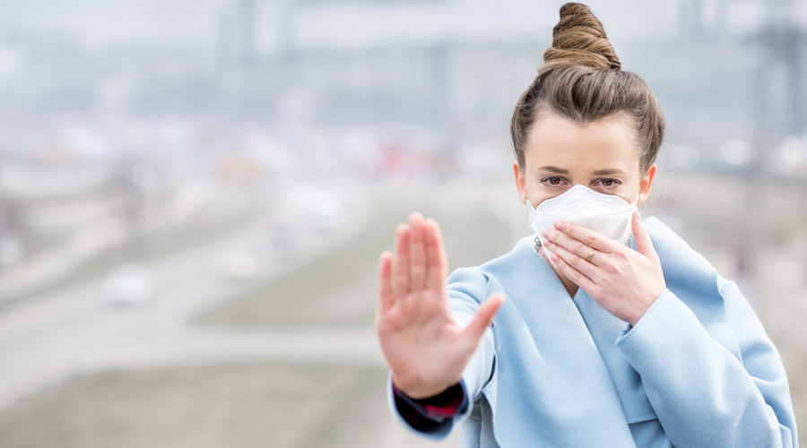 femme qui respire air pollué