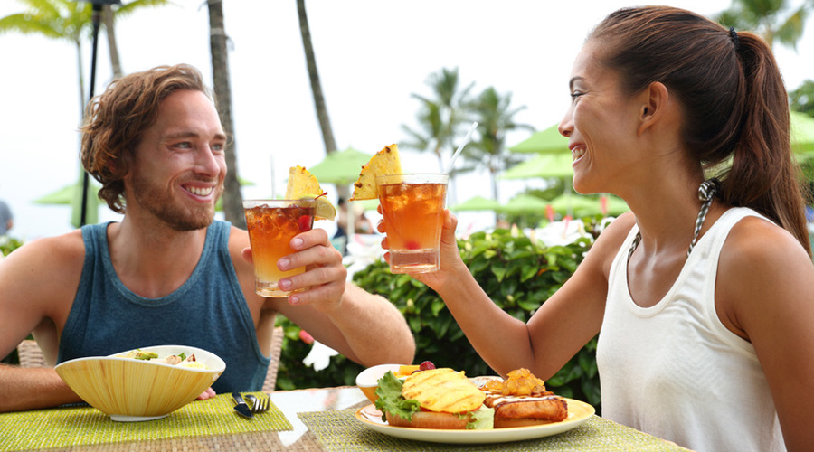 couple restaurant plage