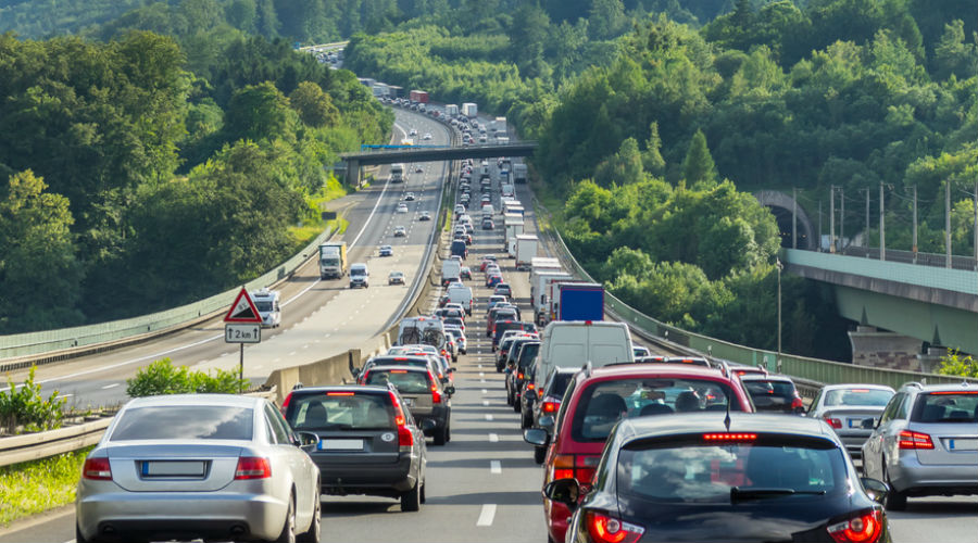 voitures qui circulent sur l'autoroute