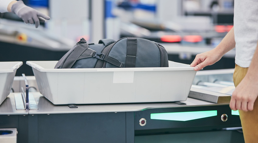 jeune homme à l'enregistrement à l'aéroport