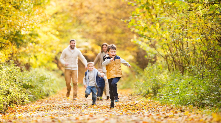 enfants qui courant dans la forêt