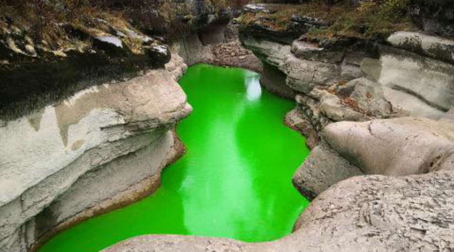 Pourquoi le Doubs est-il vert fluo ?