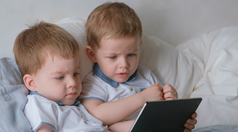 Enfants devant une tablette