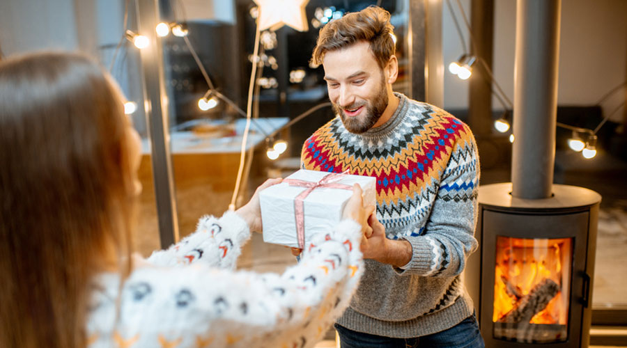 Homme et cadeaux