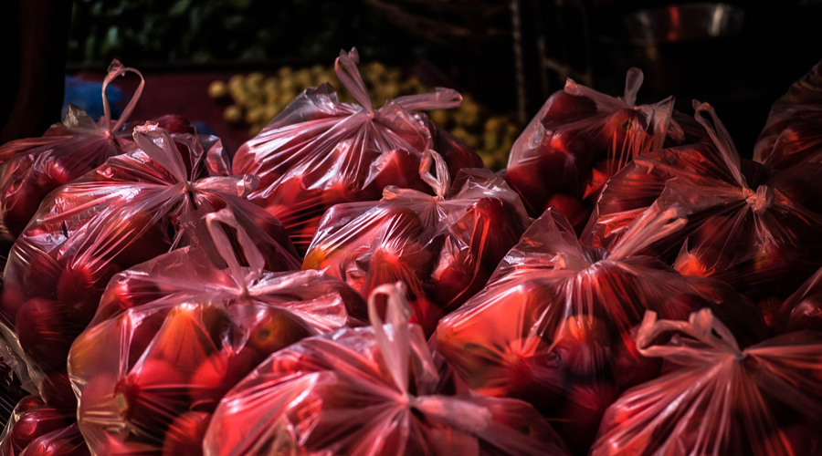 Deux ans après l'interdiction des sacs plastiques à usage unique, quel bilan ?