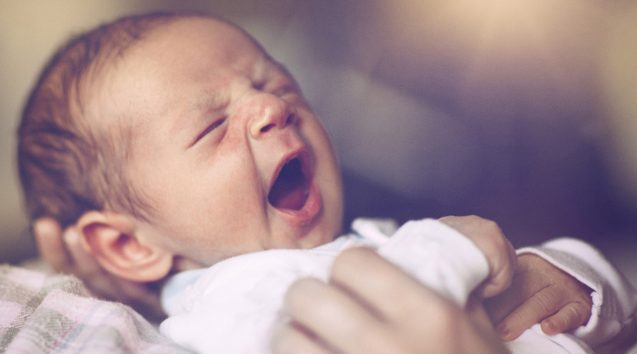 Une bébé en train de bailler