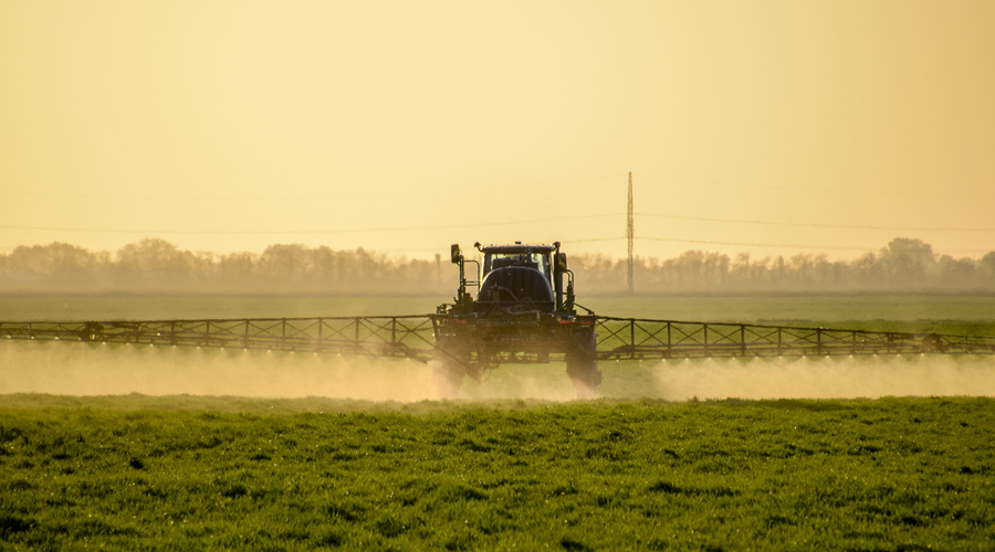 tracteur répandant du glyphosate