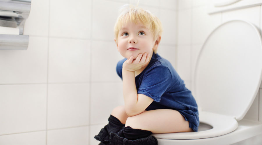 enfant sur les toilettes