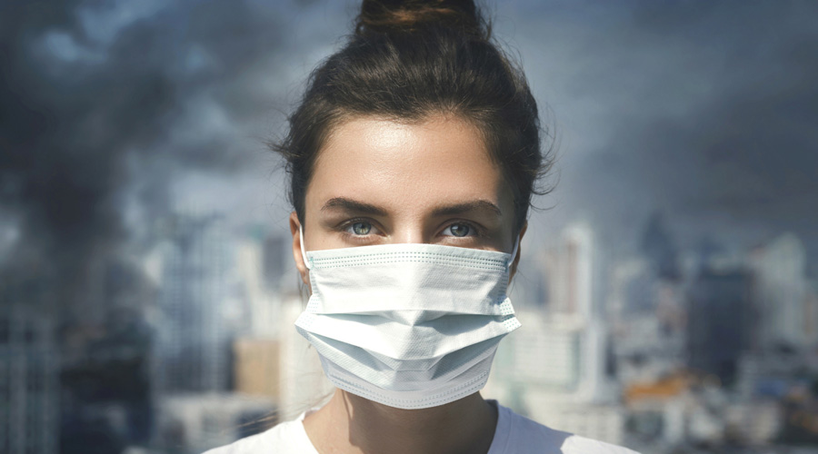 Jeune femme dans une zone polluée