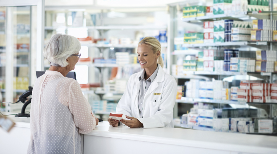 Pharmaciens et clients dans une pharmacie