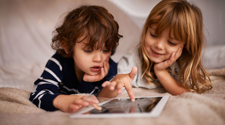 Enfants regardant les écrans