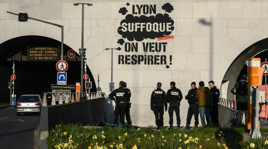 Climat : Greenpeace somme les élus d'agir pour le climat sur un graffiti géant à Lyon