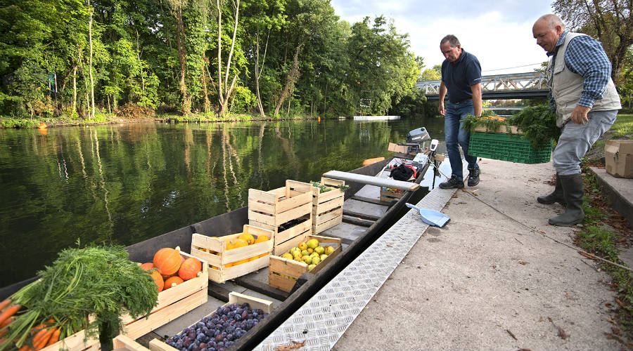 bateau avec des marchandises