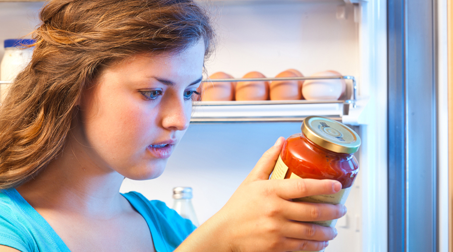 Femme prenant un produit de son frigo