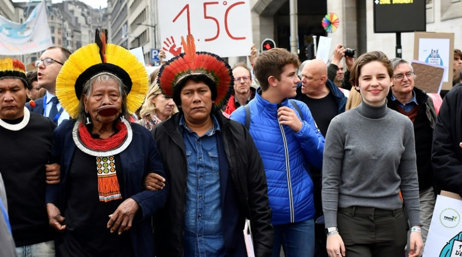 Le chef indien Raoni avec les jeunes pour le climat à Bruxelles