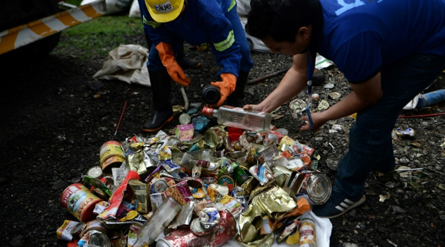 Des tonnes de déchets abandonnés sur les pentes de l'Everest destinés au recyclage