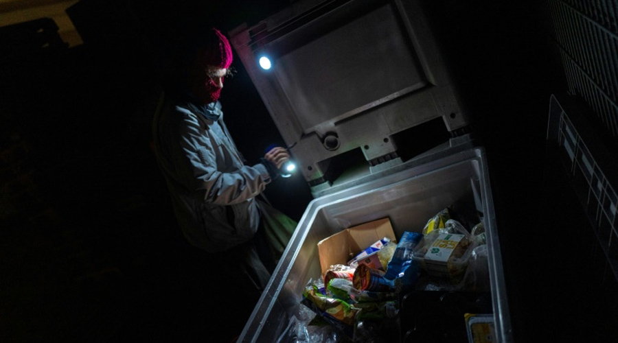 Cambrioler les poubelles de supermarchés contre le gaspillage alimentaire