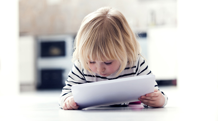 Mettre des enfants tôt le matin devant un écran favoriserait les troubles du langage