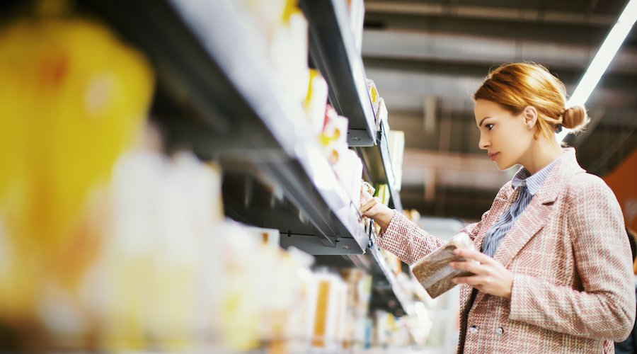 femme dans un supermarché